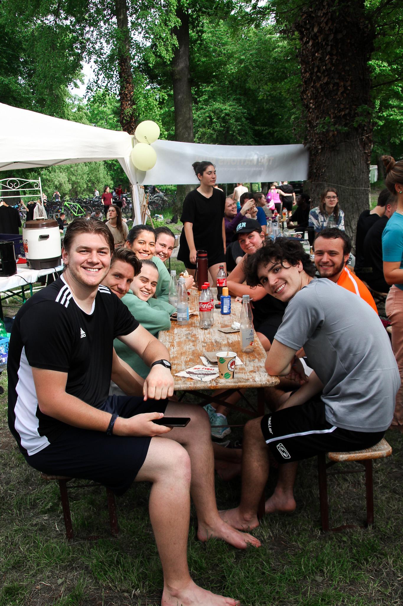 Gruppenbild Läufer am Tisch