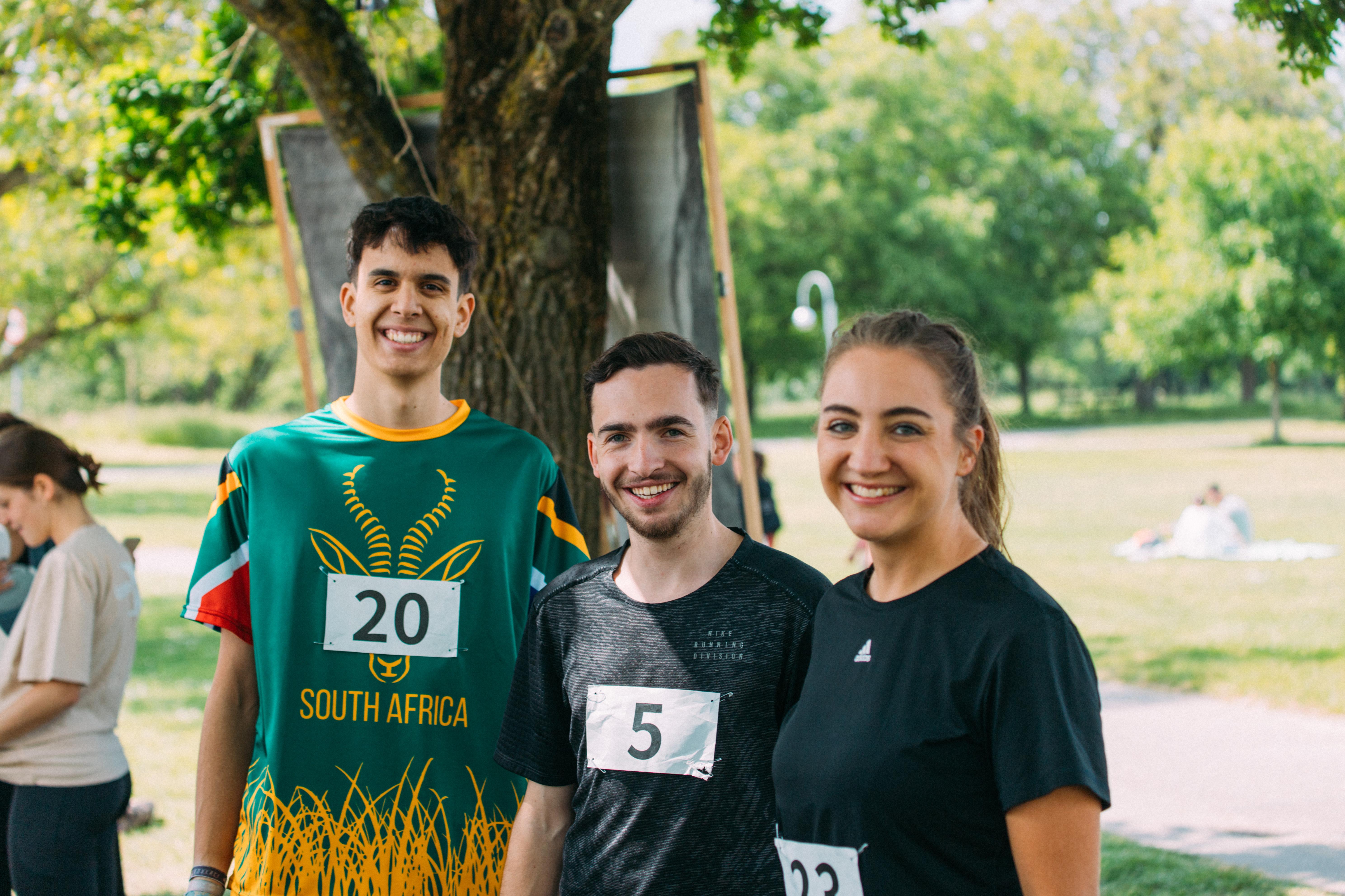 3 Läufer lachen vor dem Lauf