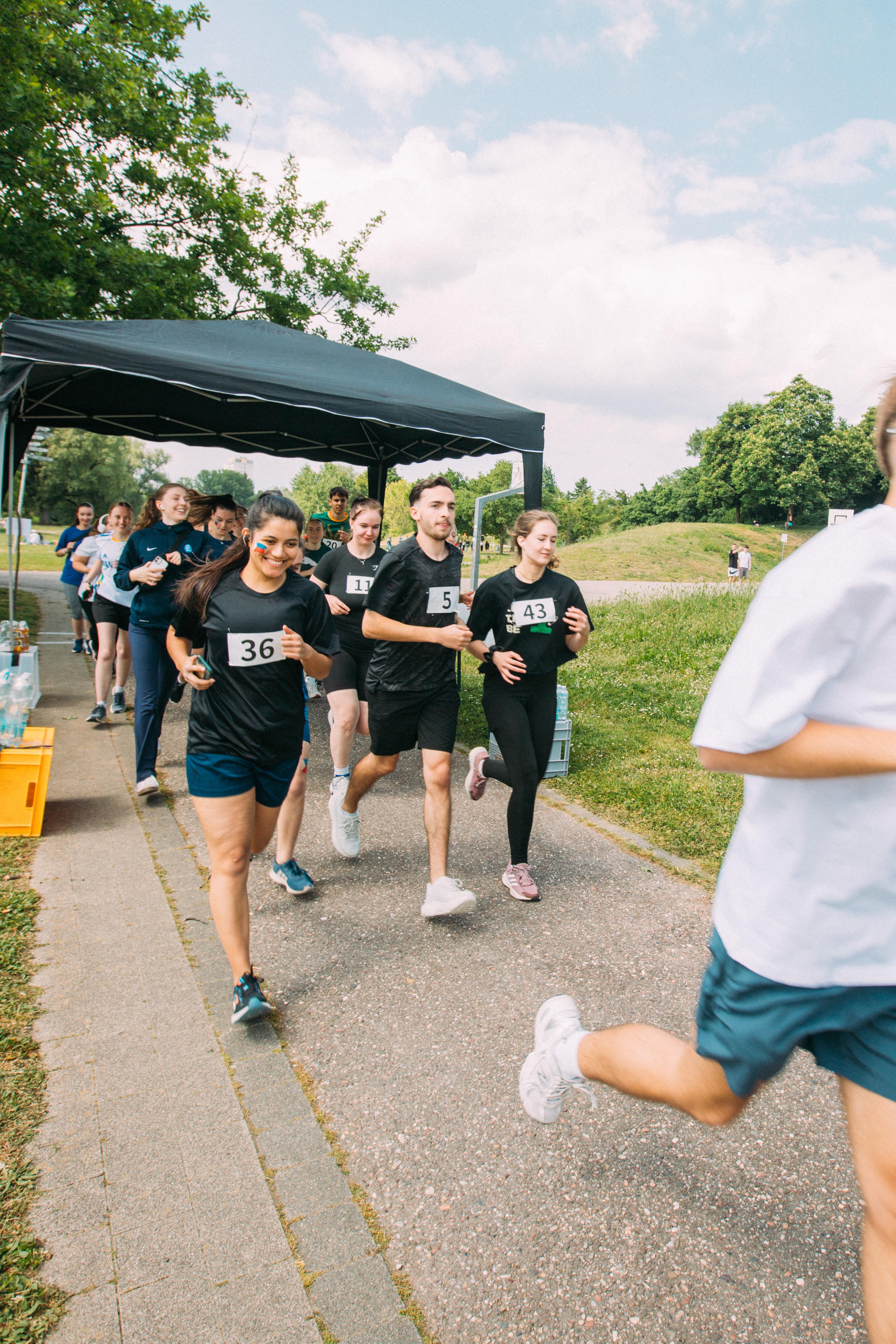 Läufer laufen durch den Start