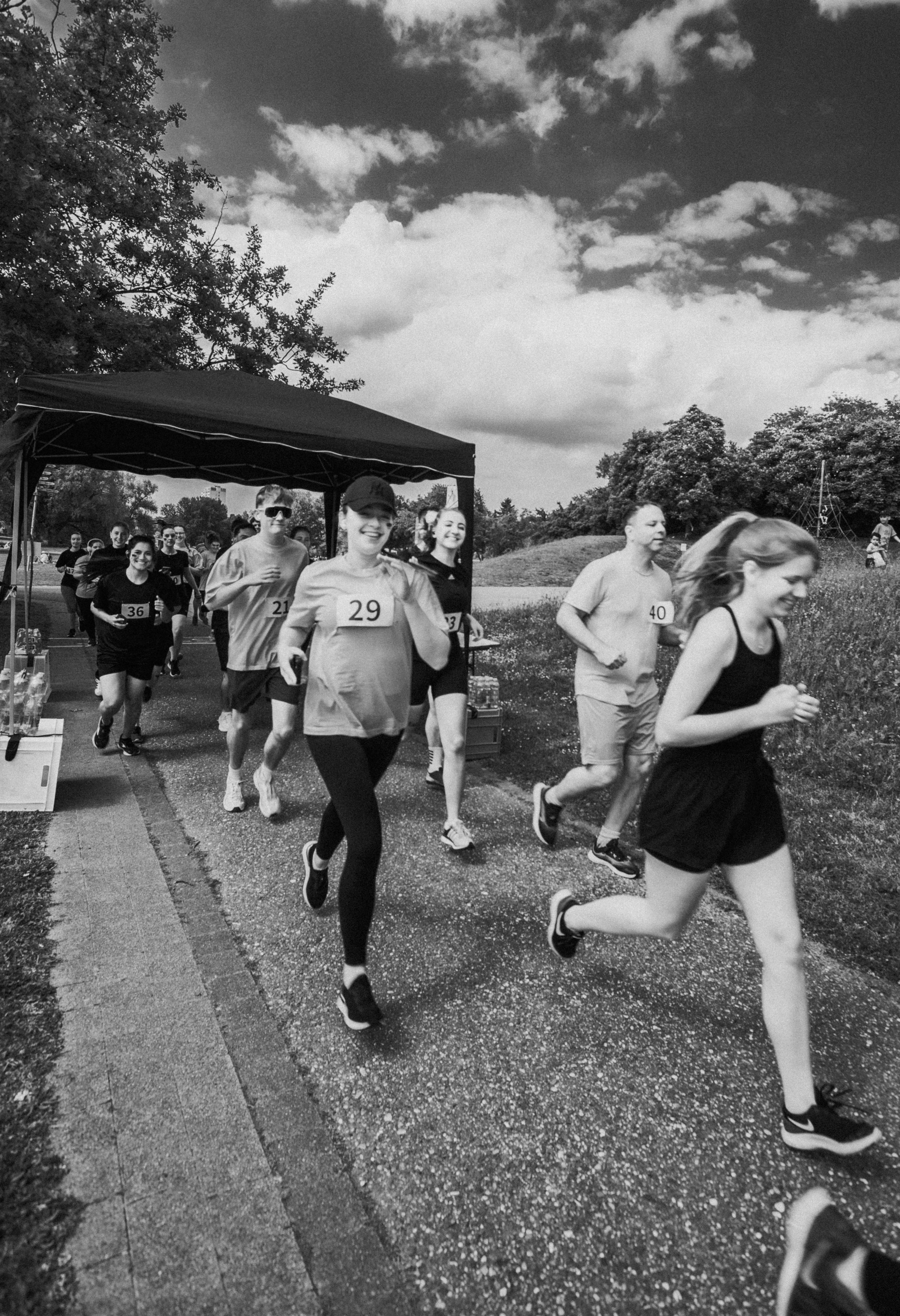 Läufer laufen durch Pavillon 
