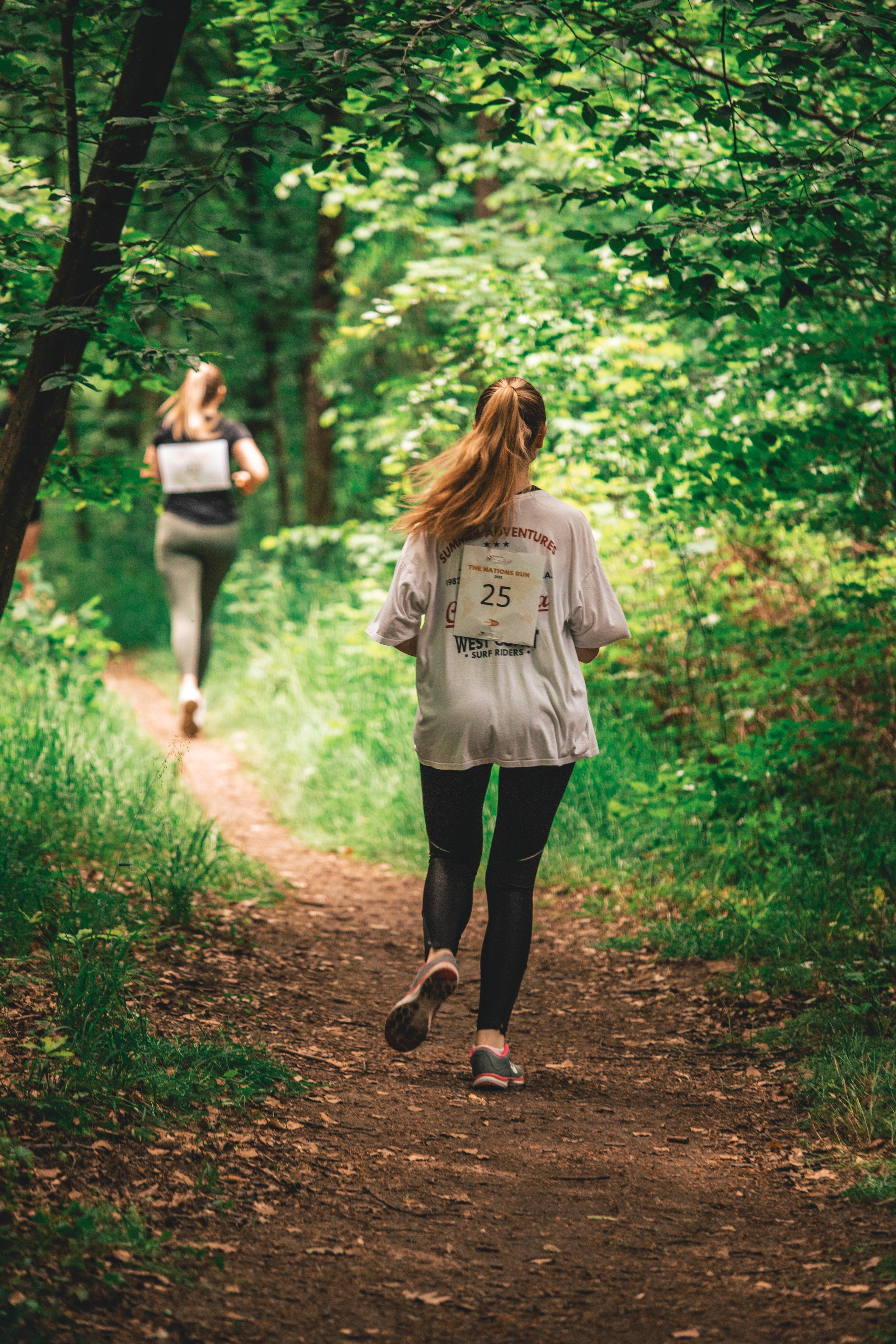 2 Läufer von hinten beim Laufen durch den Wald
