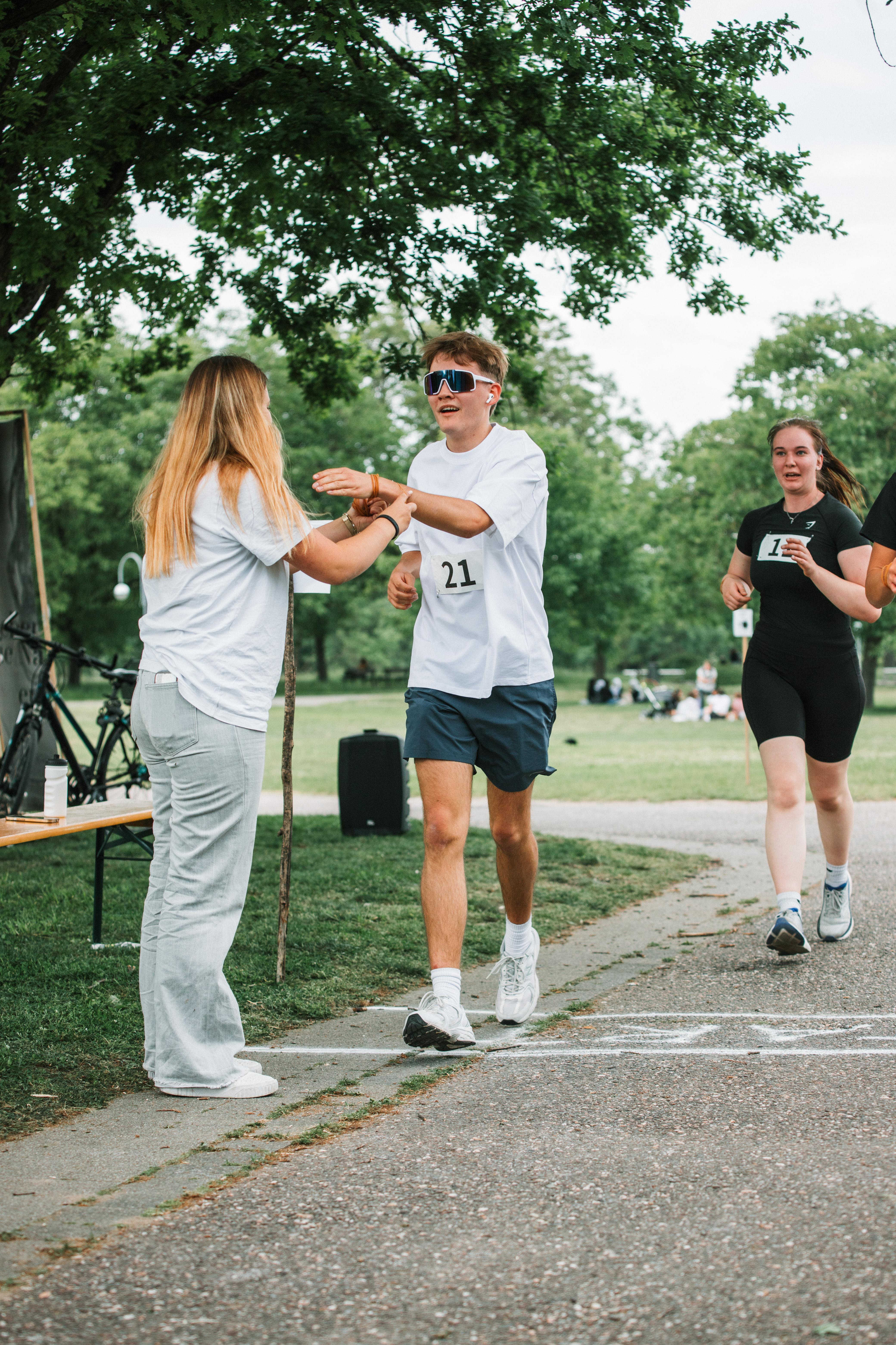 Ehrenamtliche helfen beim Lauf
