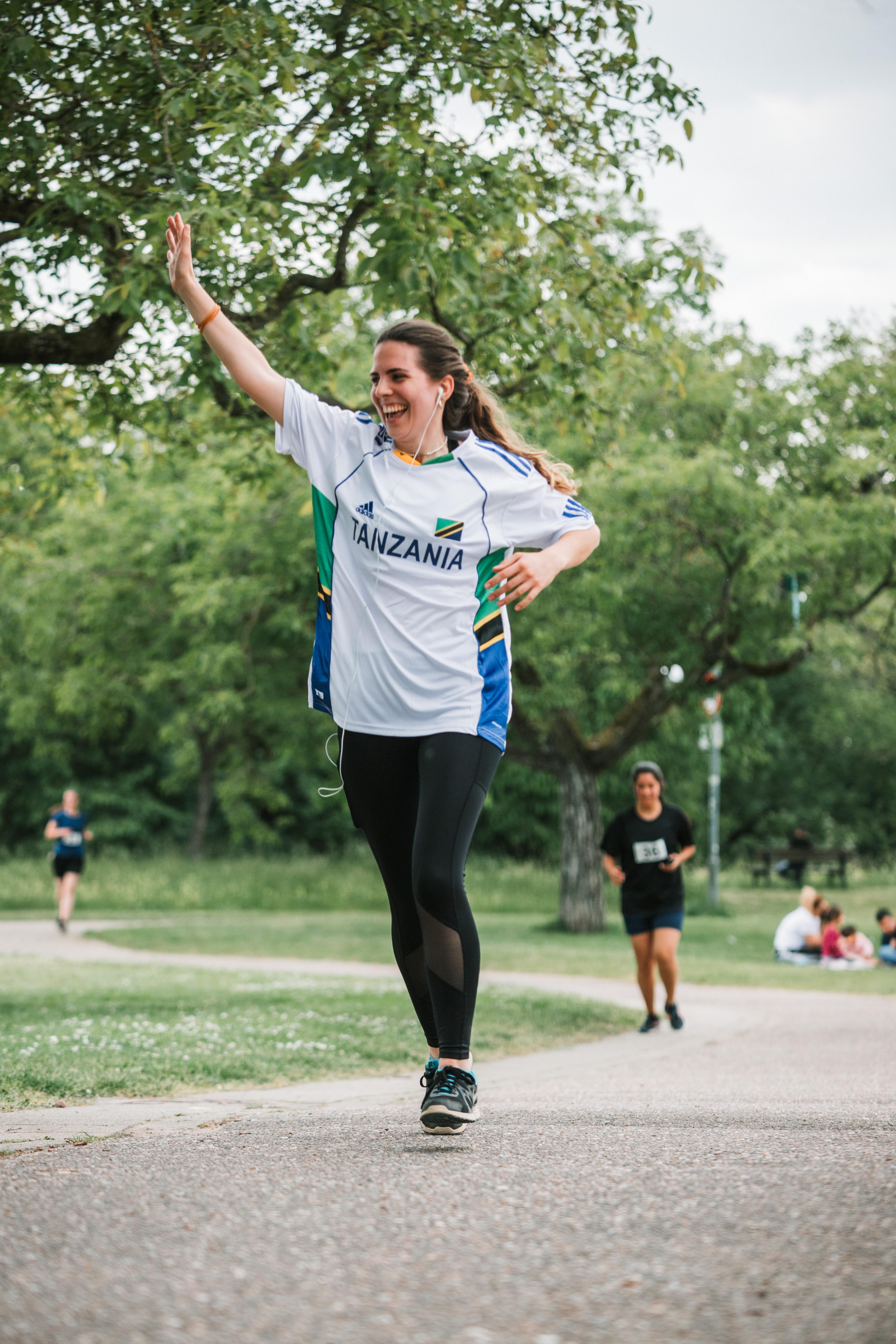Läufer grüßt Tanzania